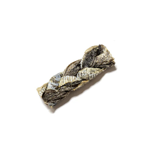 Fish skin braids natural dog treat from K9 Prime Cuts – 100% cod skin, high protein (80 %) and omega-3 rich, supports skin & coat health, strong dental hygiene and is additive-free.